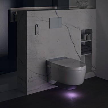 Geberit AquaClean Mera Comfort sa svetlom (© Geberit)