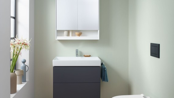 Pogled na toalet za goste sa konzolnom WC šoljom, ogledalom i umivaonikom iz serije Geberit ONE kupatila Pogled na toalet za goste sa konzolnom WC šoljom, ogledalom i umivaonikom iz serije Geberit ONE kupatila