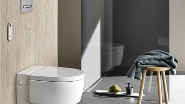 Geberit AquaClean Mera Comfort tuš WC sa daljinskim upravljačem i Sigma50 tipkom (© Geberit