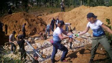 Zaposleni u Geberitu postavljaju cevi za snabdevanje vodom u selu u Nepalu (© Marcin Mossakowski)