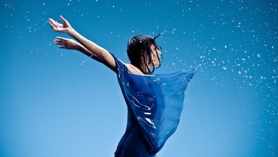 Melani Viniger pozira za kampanju Geberit AquaClean Melani Viniger pozira za kampanju Geberit AquaClean