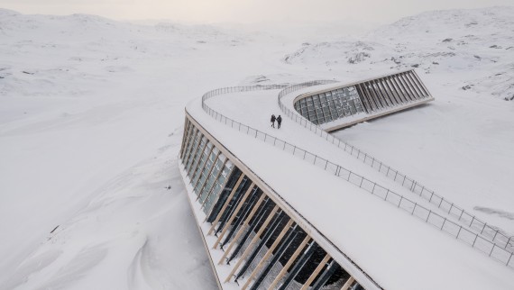 Krov Ledenog fjord centra je takođe terasa (© Adam Mørk)