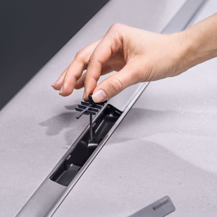 Ručno postavljanje grebenastog umetka u odvod Ručno postavljanje grebenastog umetka u odvod