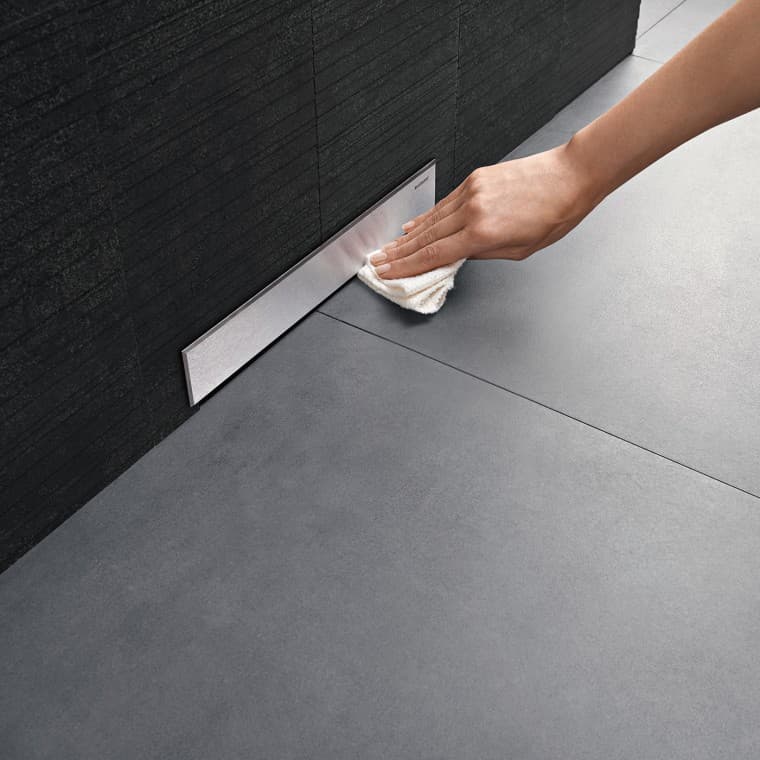 Ručno čišćenje poklopca Geberit zidnog odvoda Ručno čišćenje poklopca Geberit zidnog odvoda