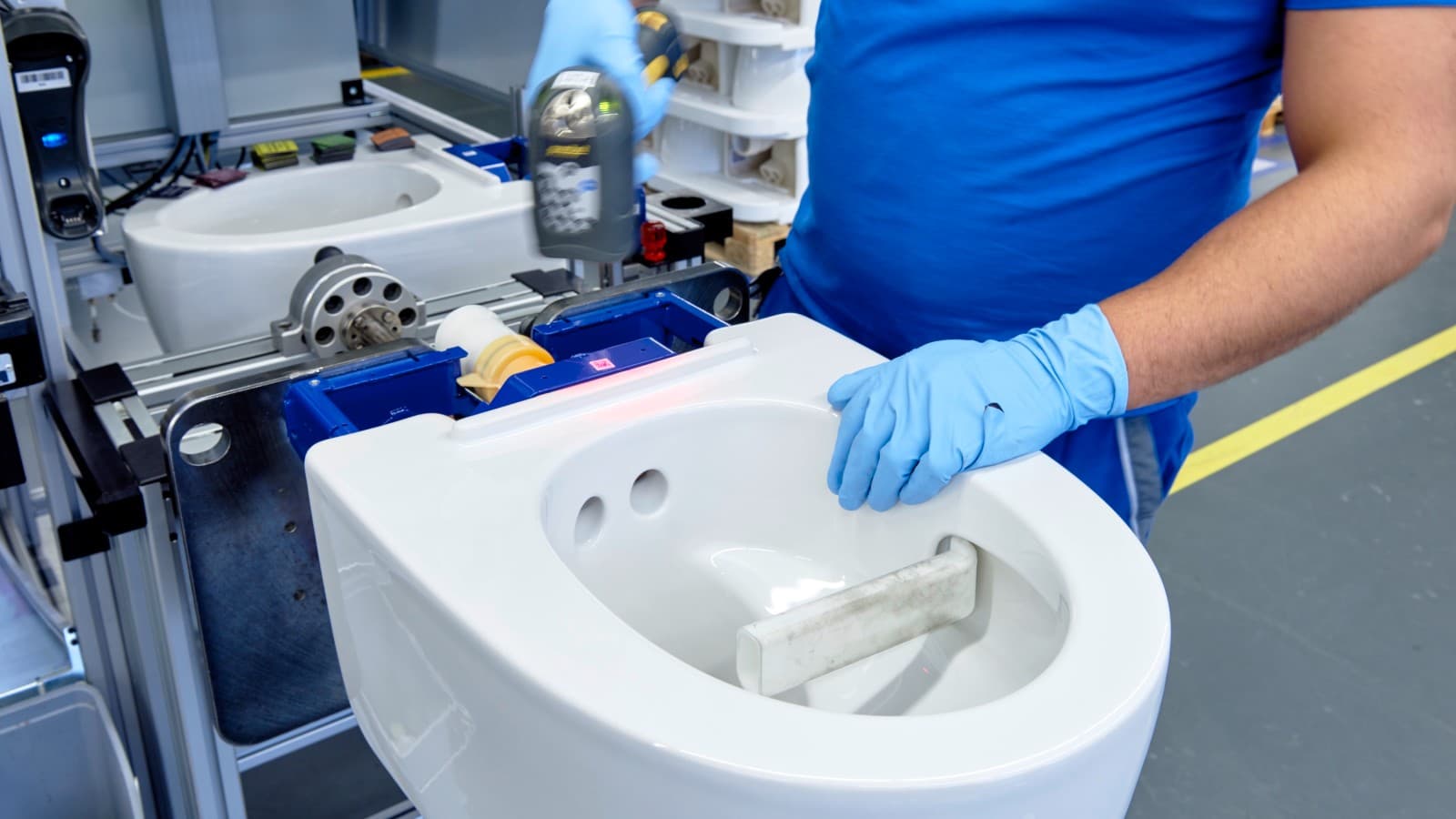 Zaposleni u kompaniji Geberit izvodi radove na WC-u sa tušem Geberit AquaClean Mera u Joni Zaposleni u kompaniji Geberit izvodi radove na WC-u sa tušem Geberit AquaClean Mera u Joni