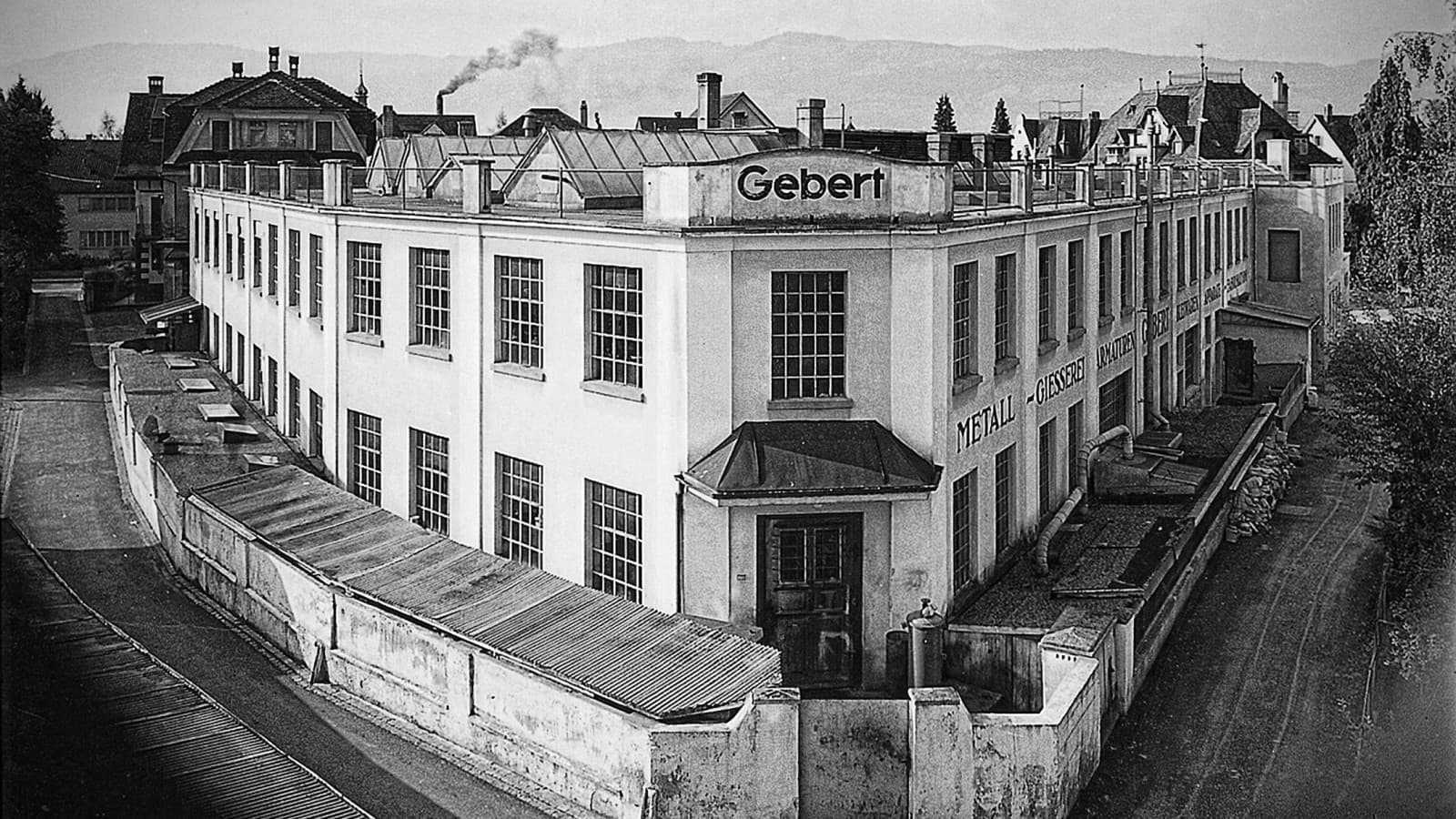 Prva fabrika kompanije Geberit u Rapersvilu 1920-ih godina. Prva fabrika kompanije Geberit u Rapersvilu 1920-ih godina.
