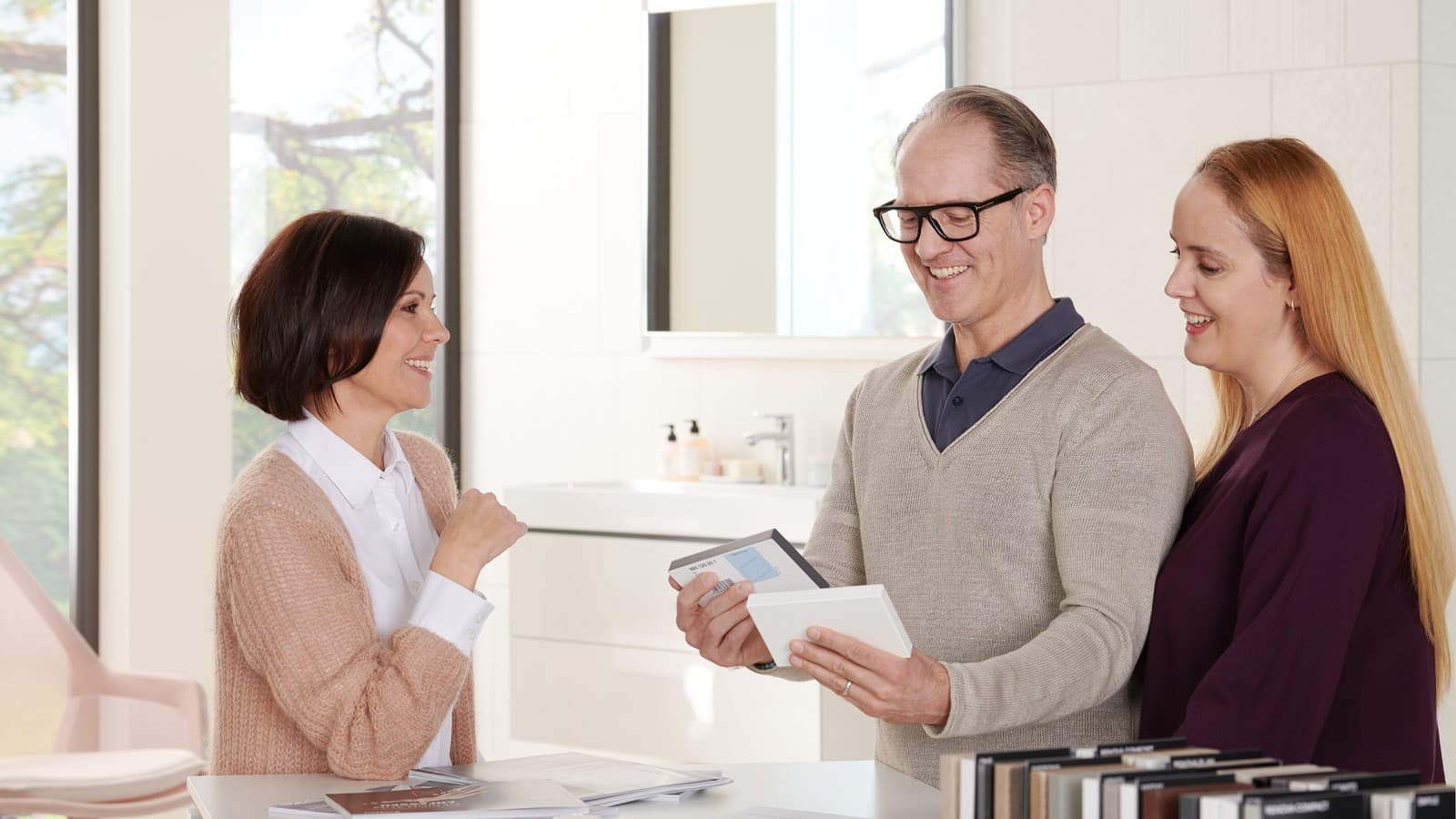 Mušterije u izložbenom prostoru Mušterije u izložbenom prostoru