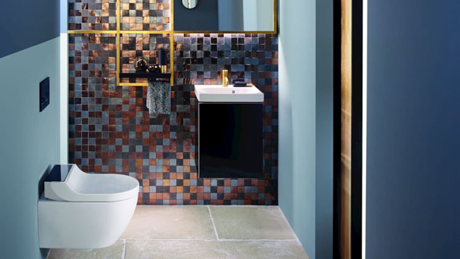 Zlatni i bakarni tonovi daju toplinu ovom gostinjskom kupatilu Zlatni i bakarni tonovi daju toplinu ovom gostinjskom kupatilu