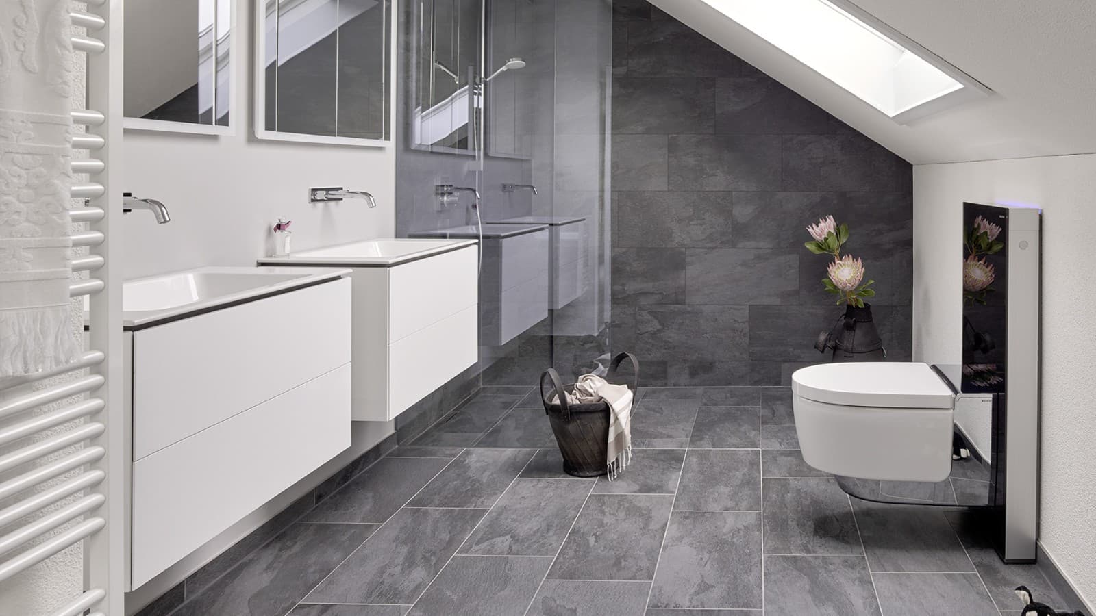 Kupatilo sa kosim krovom i proizvodima iz serije Geberit ONE i Geberit AquaClean sa modelom Monolith Kupatilo sa kosim krovom i proizvodima iz serije Geberit ONE i Geberit AquaClean sa modelom Monolith