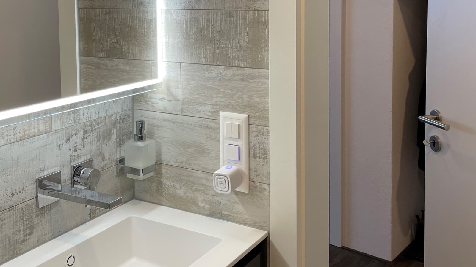 Kupatilska vrata koja se otvaraju ka spolja štede prostor u kupatilu Kupatilska vrata koja se otvaraju ka spolja štede prostor u kupatilu