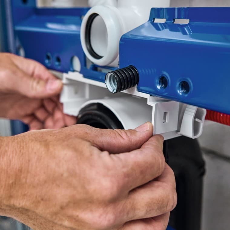 Specijalista za sanitarne sisteme instalira instalacioni element za WC šolju i kućište Geberit Power & Connect kutije. Specijalista za sanitarne sisteme instalira instalacioni element za WC šolju i kućište Geberit Power & Connect kutije.