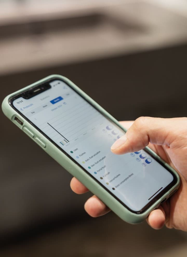 Očitajte podatke o korišćenju u aplikaciji Geberit Control na uređaju ili centralno na Geberit Gateway-u Očitajte podatke o korišćenju u aplikaciji Geberit Control na uređaju ili centralno na Geberit Gateway-u