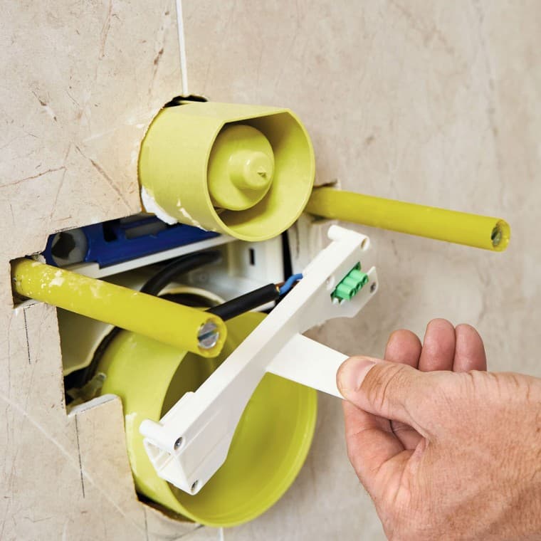 Mogućnost: Ugradnja srednjeg dna u kutiji za napajanje i povezivanje od strane električara nakon oblaganja panelima Mogućnost: Ugradnja srednjeg dna u kutiji za napajanje i povezivanje od strane električara nakon oblaganja panelima